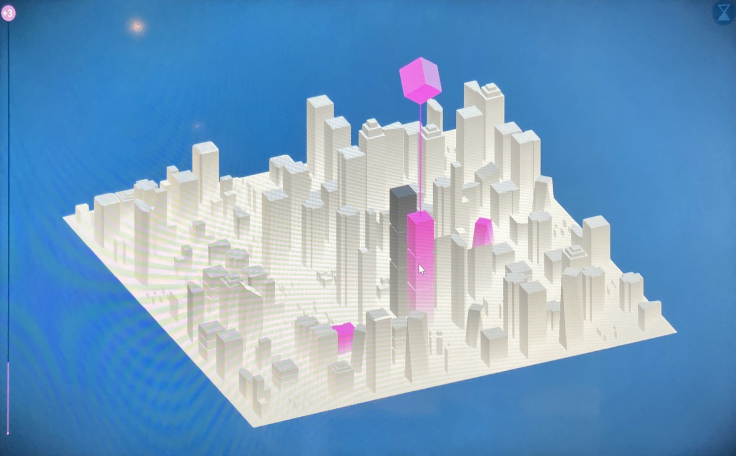 Screenshot aus dem Spiel Nova Alea, auf einer quadratischen 3D-Fläche wachsen Häuser unterschiedlicher Formen und Größen heraus, über einem schwebt ein rosa Würfel, dies ist sozusagen der Mauszeiger, mit dem die Spieler:innen den Spielverlauf beeinflussen