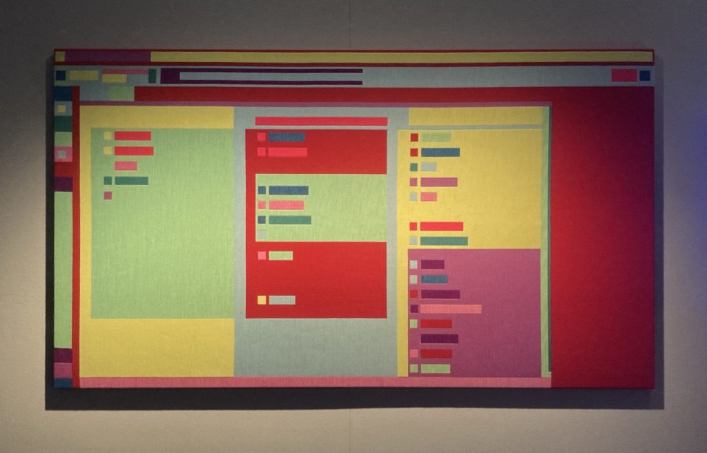 großformatiges Textilwerk, abstrakte Darstellung einer Browserseite mit Rechtecken in verschiedenen Farben, zu erkennen ist nur die Struktur der Webseite in drei nebeneinander liegenden Spalten, die jeweils eine Aufzählung mit einem quadratischen Symbol und daneben rechteckigen verschiedener Länge enthalten