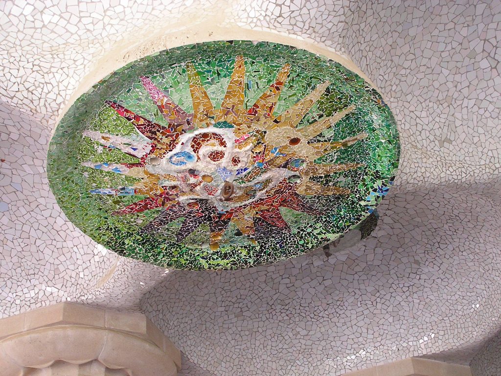 runde Mosaikdekoration, der Hintergrund besteht aus unterschiedlich großen Teilchen in verschiedenen Grüntönen, darauf ist ein Stern erkennbar, in der Mitte vermischen sich die Farben zu geschwungenen Linien